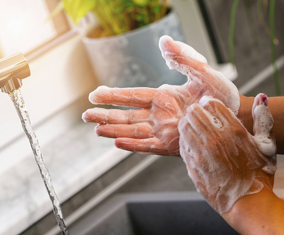 Naisterahvas peseb käsi seebi ja jooksva kraaniveega
